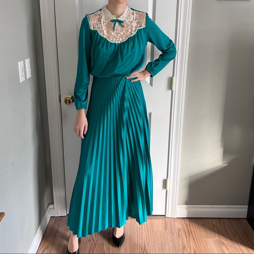 Old fashioned/Vintage maxi dress with white lace collar size Small